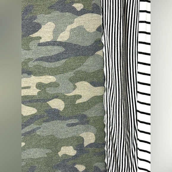 Hopely Black and White Striped and Camouflage Women's Top Size Large - Picture 2 of 4